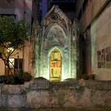 Dopo aver attraversato il portone e l�androne del palazzo si arriva in un cortile dove trovano spazio alcuni vasi di piante. La chiesa si trova in fondo, illuminata da un faro e protetta da un basso muretto in pietra e da un piccolo albero di limone